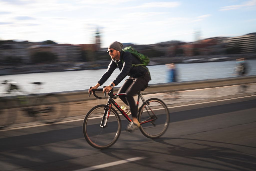 No Mês do Ciclista, Seguros SURA dá dicas de segurança e oferece descontos / Foto: Tomi Vadász / Unsplash Images